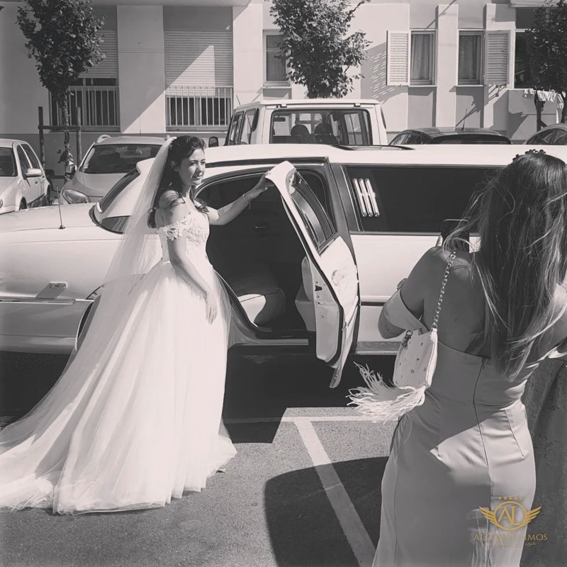 Bride stepping into the Algarve Limos wedding limousine