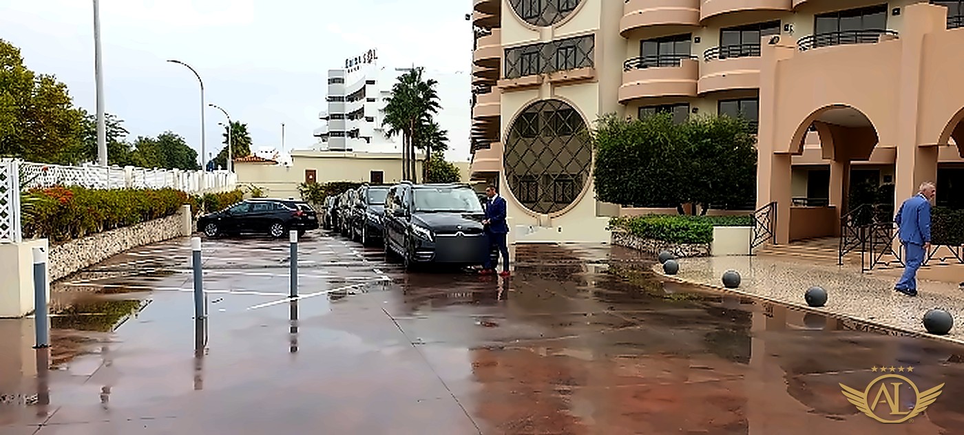 Fila de Mercedes Classe V da Algarve Limos® num hotel em Albufeira