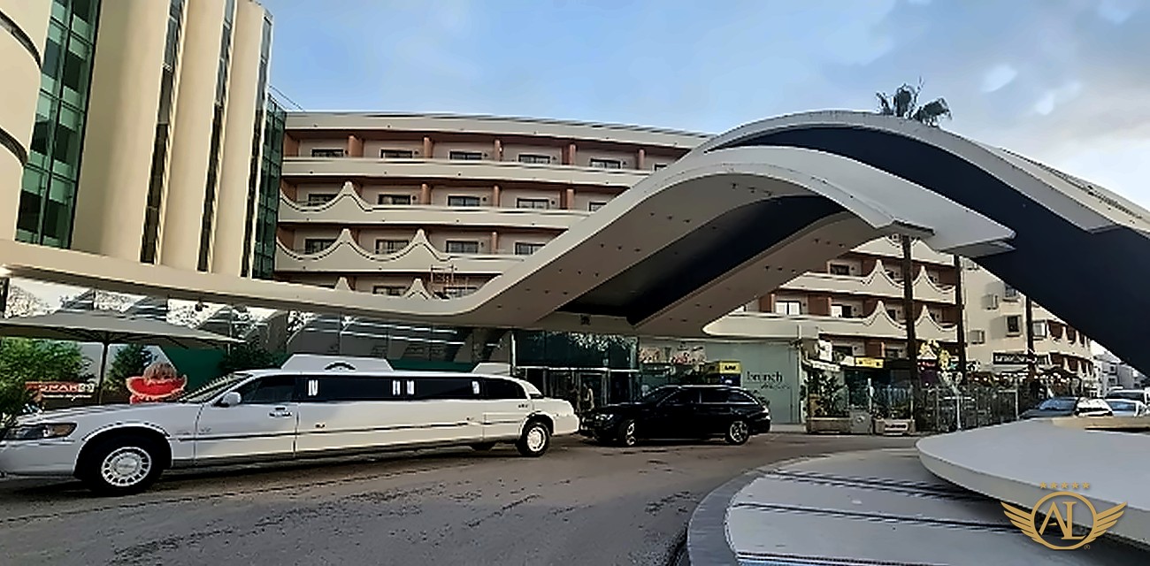 Stretch limousine branca da Algarve Limos® a chegar a um hotel no Algarve