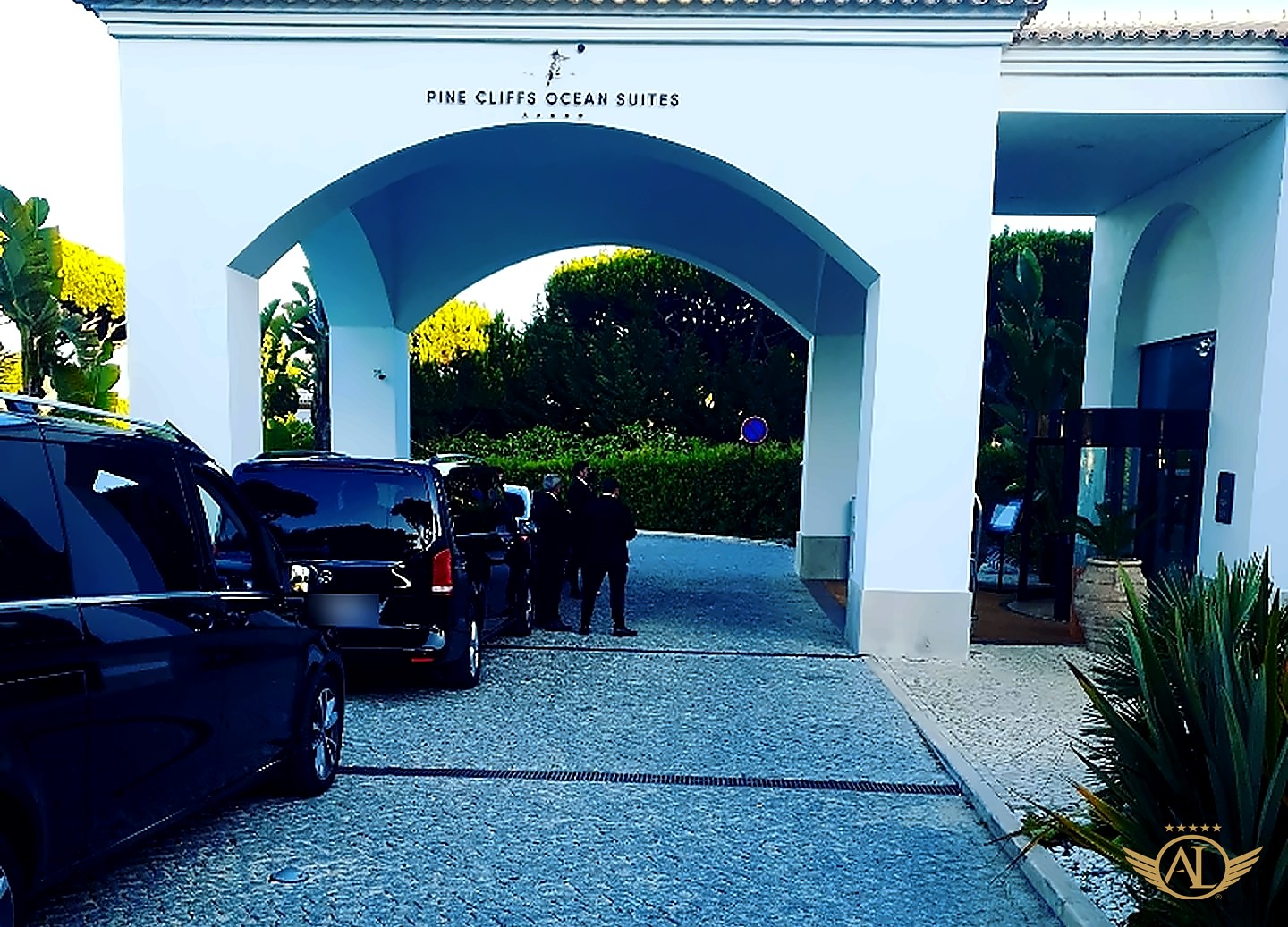 Mercedes Classe V da Algarve Limos® à espera à entrada do Pine Cliffs Ocean Suites, no Algarve