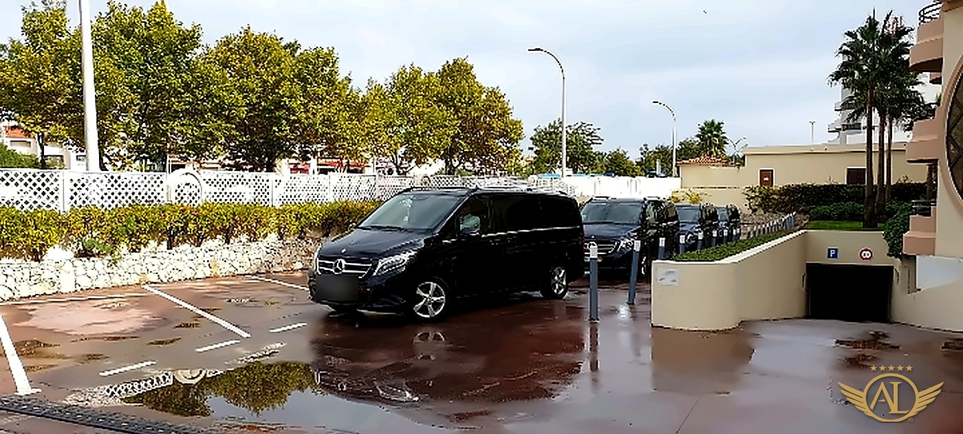 Mercedes Classe V da Algarve Limos® à entrada de um hotel em Albufeira