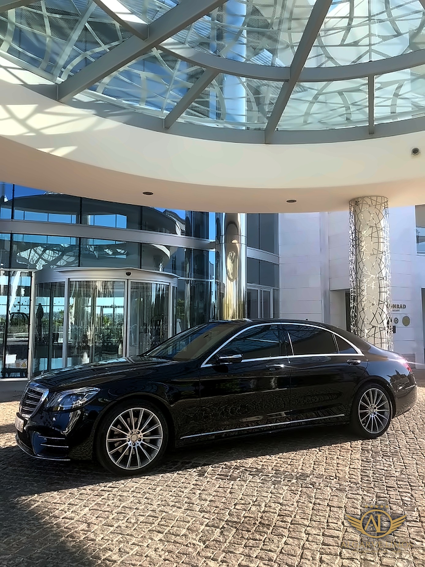 Mercedes-Benz S-Klasse von Algarve Limos® vor einem Hoteleingang